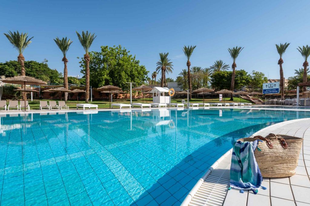 בריכת המלון החיצונית- יו ספלאש ריזורט אילת - U Splash Resort